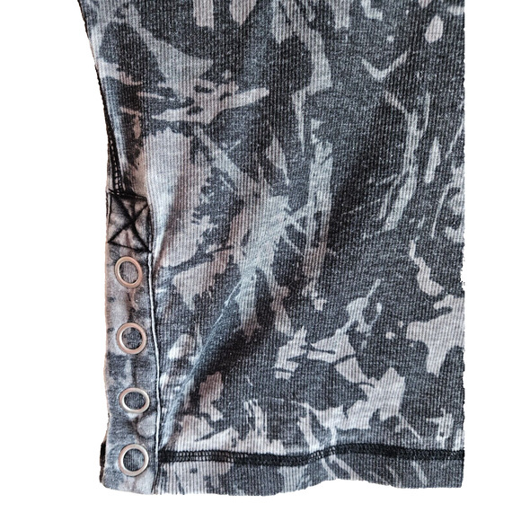 CHASER REVOLVE Women XL Evereve Camo Top Gray Boho V-Neck Side & Cuffs Snaps 46" - Picture 4 of 7